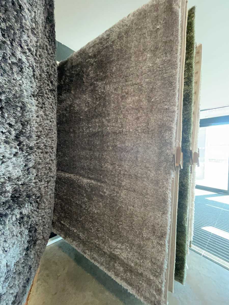 Lot 5011 - Light grey shag pile carpet