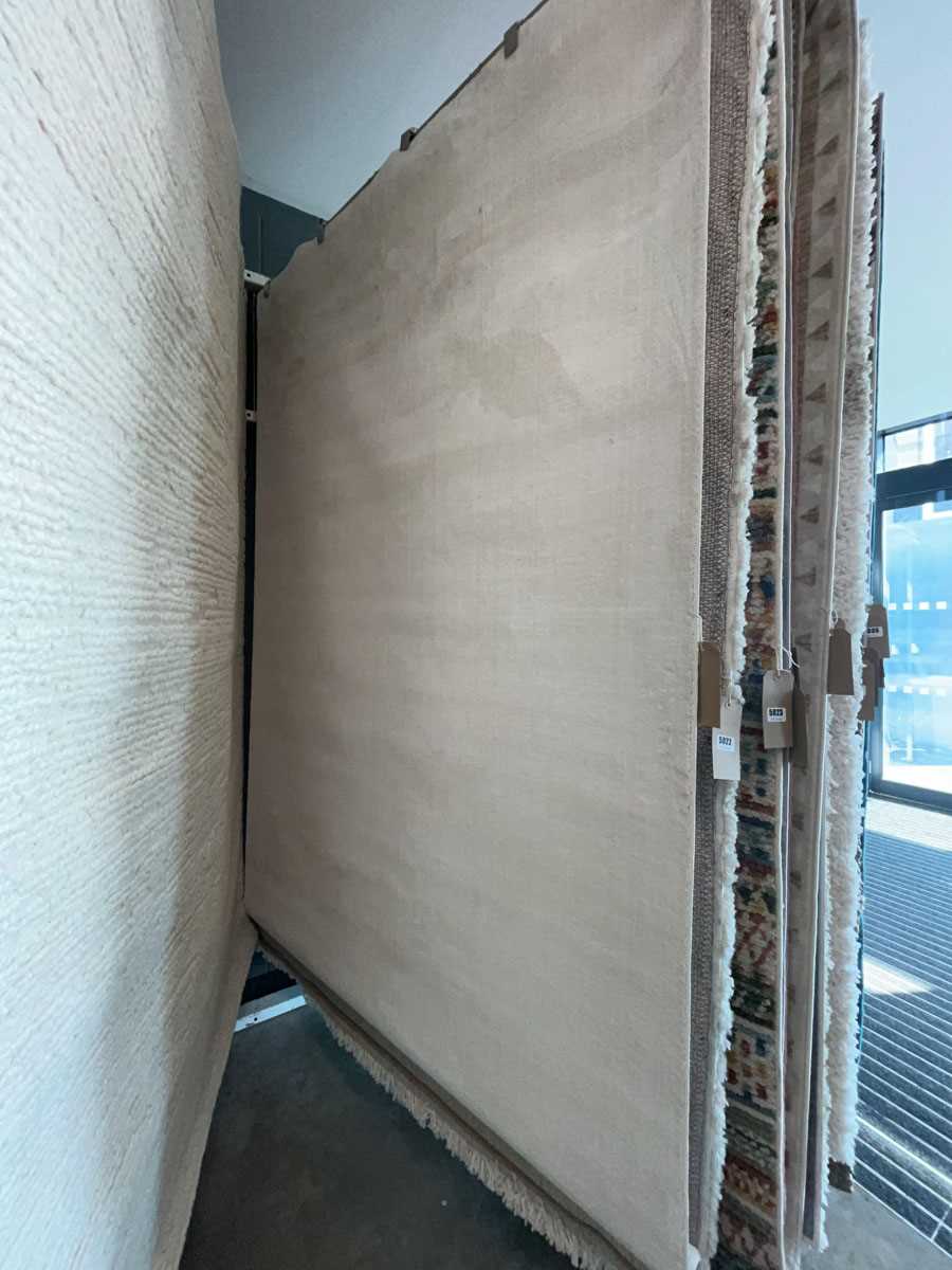 Lot 5021 - Thin white rug
