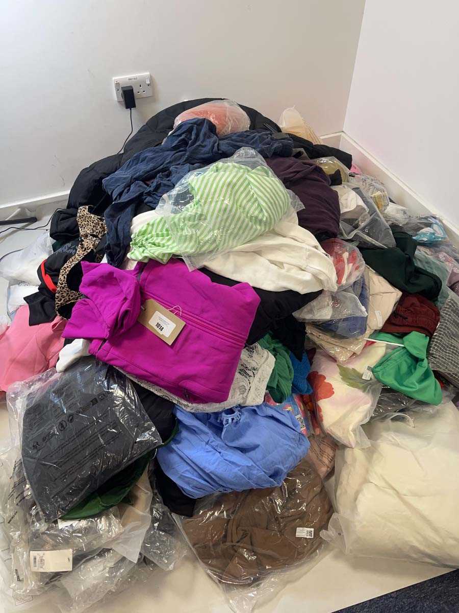 Lot 1014 - Pallet box (not included) containing mixed...