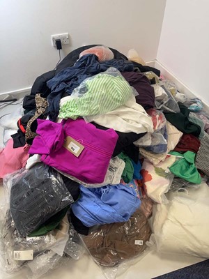 Lot 1014 - Pallet box (not included) containing mixed...