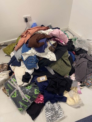 Lot Pallet box (not included) containing mixed...