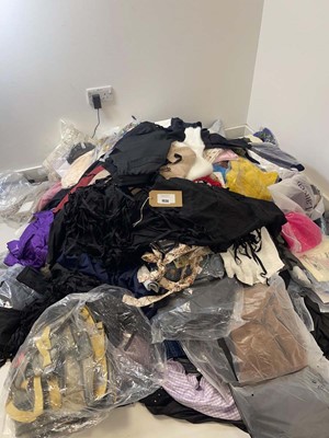 Lot Pallet box (not included) containing mixed...