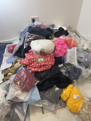 Lot 1055 - Pallet box (not included) containing mixed...