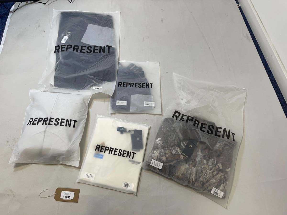 Lot 1063 - Represent clothing