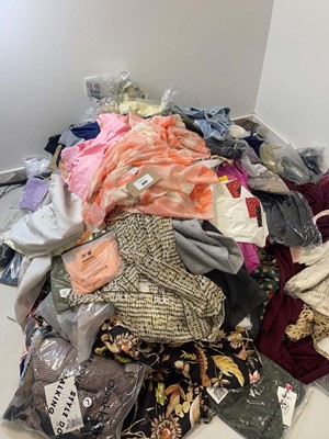 Lot Pallet box (not included) containing mixed...