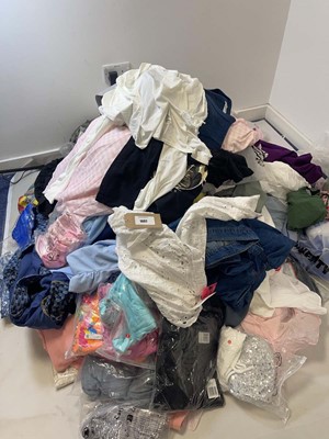 Lot Pallet box (not included) containing mixed...