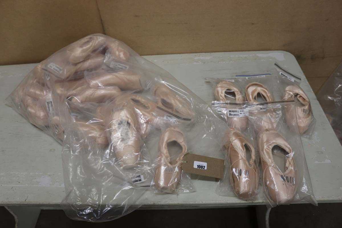 Lot Approx. 25 Bloch full sole ballet shoes in...