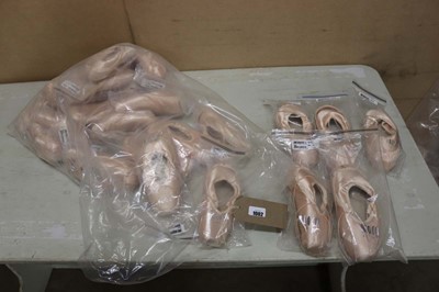 Lot Approx. 25 Bloch full sole ballet shoes in...