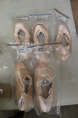 Lot Approx. 25 Bloch full sole ballet shoes in...