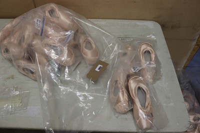 Lot Approx. 25 Bloch full sole ballet shoes in...