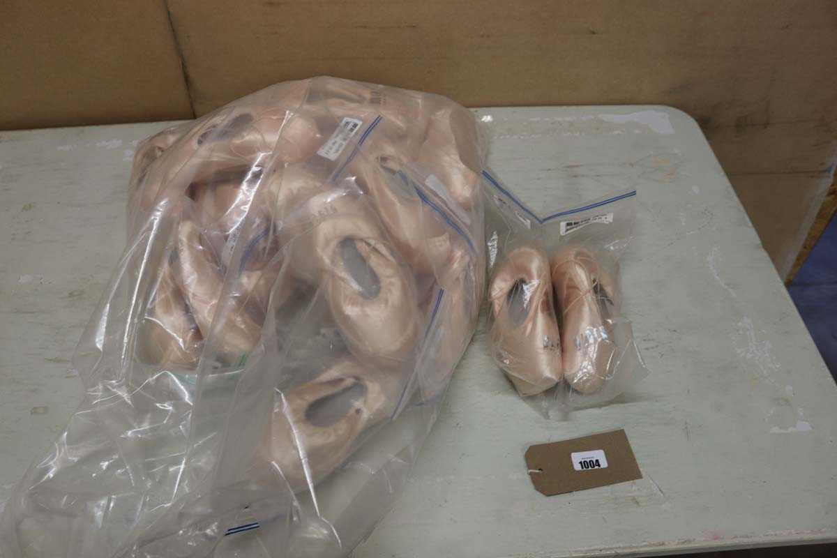 Lot Approx. 25 Bloch full sole ballet shoes in...