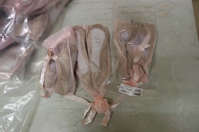 Lot Approx. 25 pairs of assorted ballet shoes in...