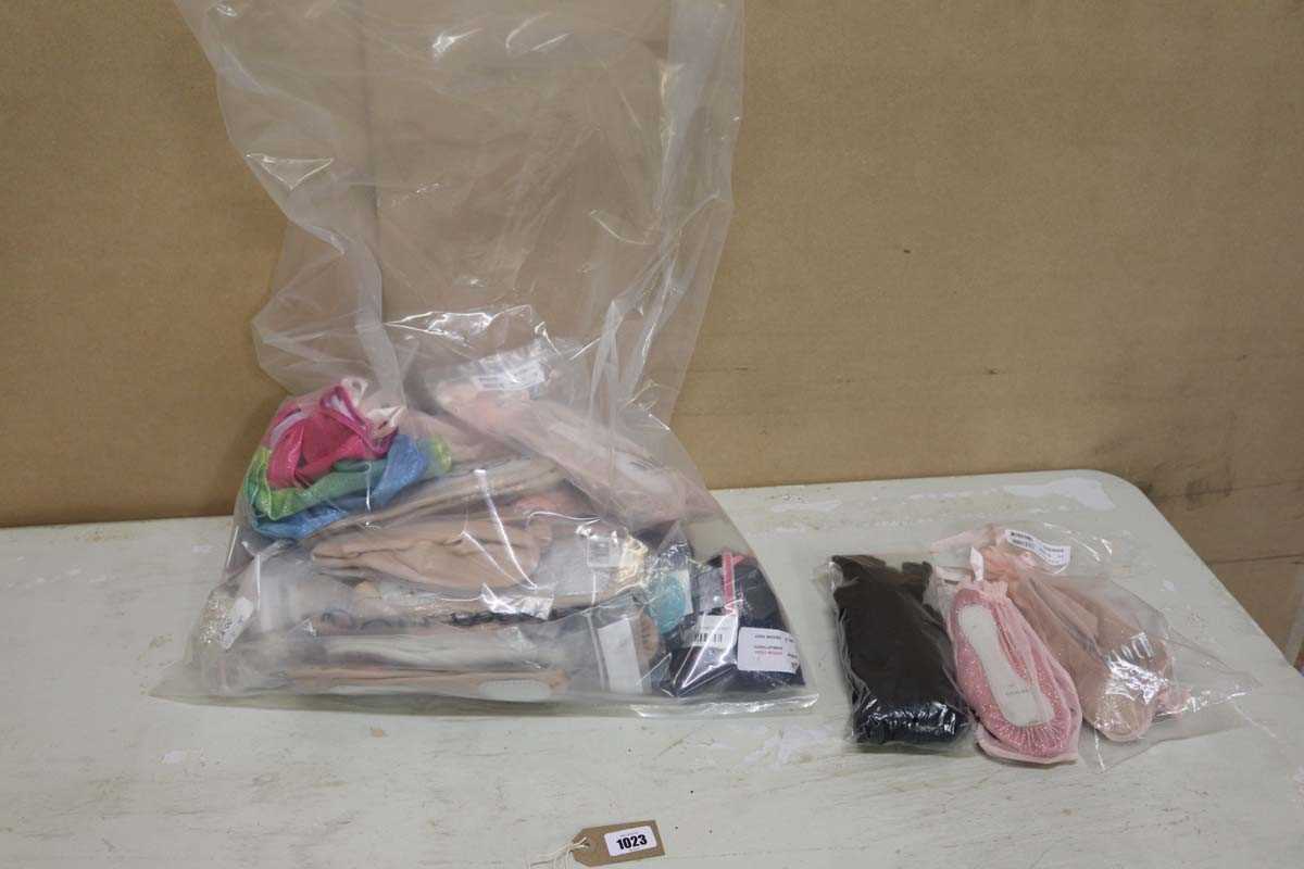 Lot Approx. 15 pairs of assorted ballet shoes,...