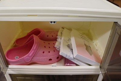 Lot 5 tiered plastic storage unit with contents to...