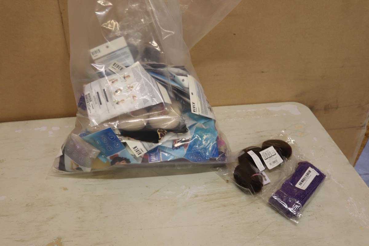 Lot Bag of assorted accessories including face...