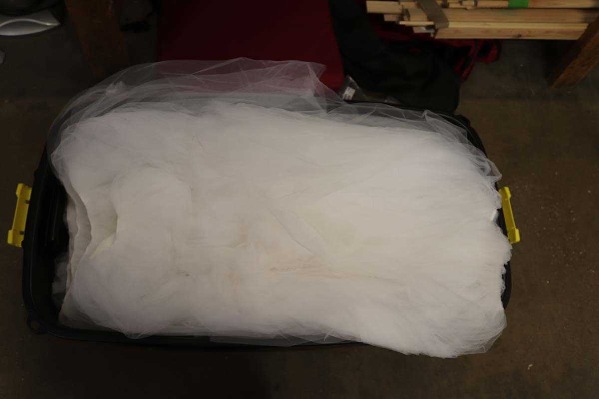Lot Heavy duty trunk containing Lea white tutu's