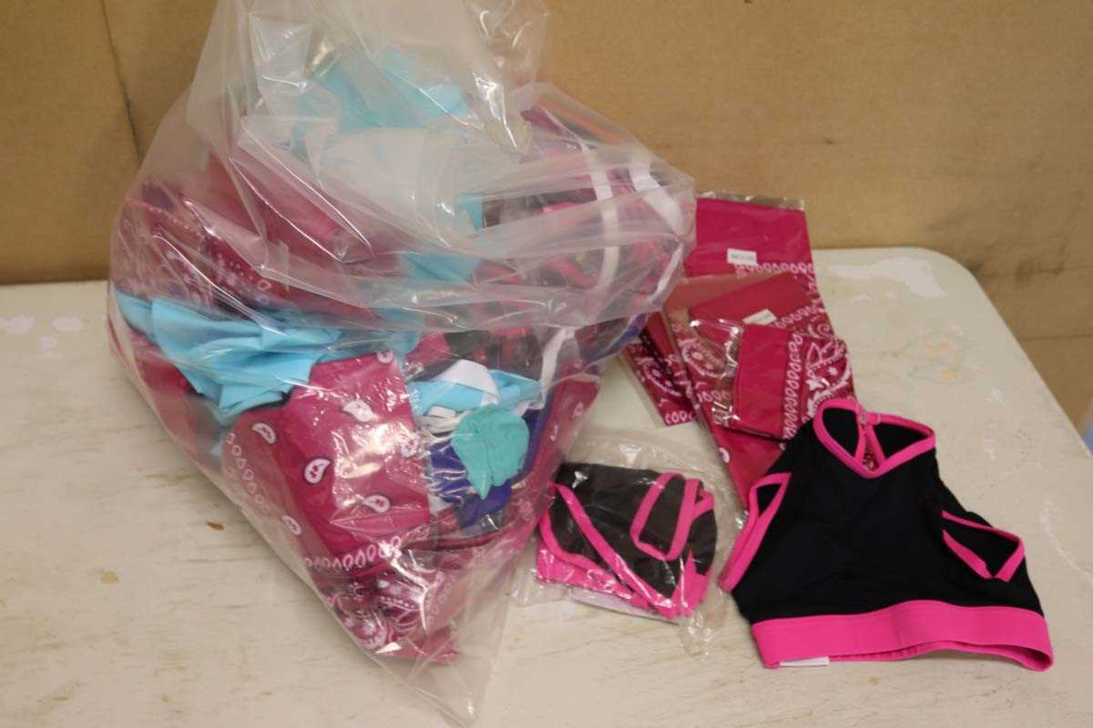 Lot Approx. 30 pink bandanas an a large number of...