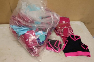 Lot Approx. 30 pink bandanas an a large number of...