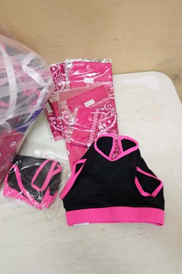 Lot Approx. 30 pink bandanas an a large number of...