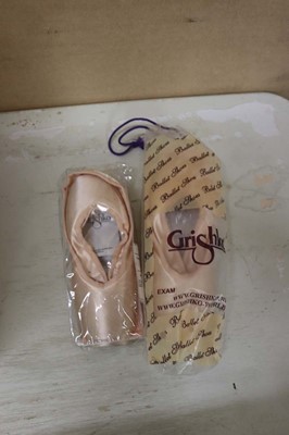 Lot Approx. 25 pairs of full sole ballet shoes by...