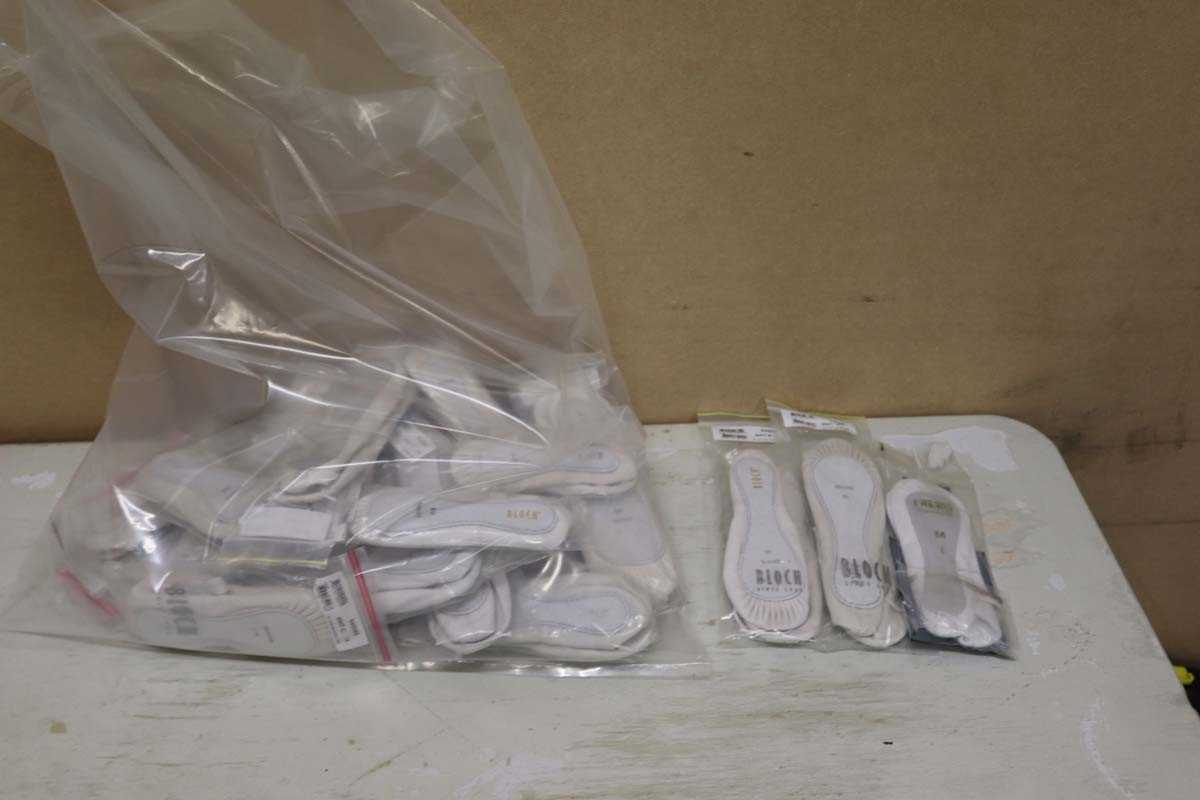 Lot Approx. 25 pairs of Bloch full sole ballet...