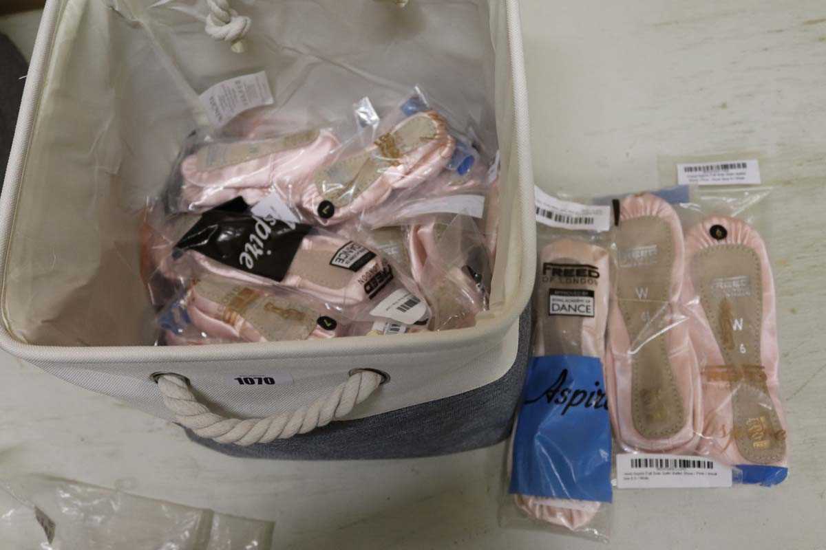 Lot Approx. 25 pairs of full sole ballet shoes,...