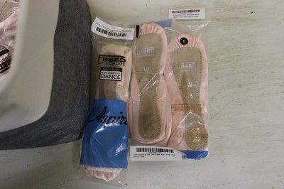 Lot Approx. 25 pairs of full sole ballet shoes,...