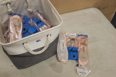 Lot Approx. 25 pairs of full sole ballet shoes,...