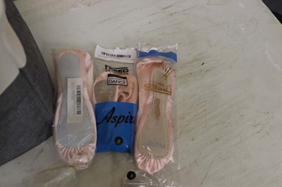 Lot Approx. 25 pairs of full sole ballet shoes,...