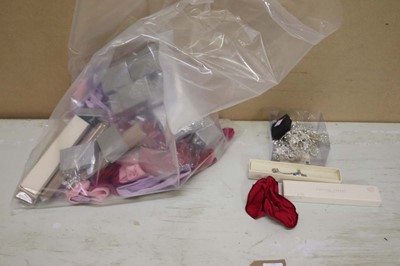 Lot Bag with various headbands, empty jewellery...