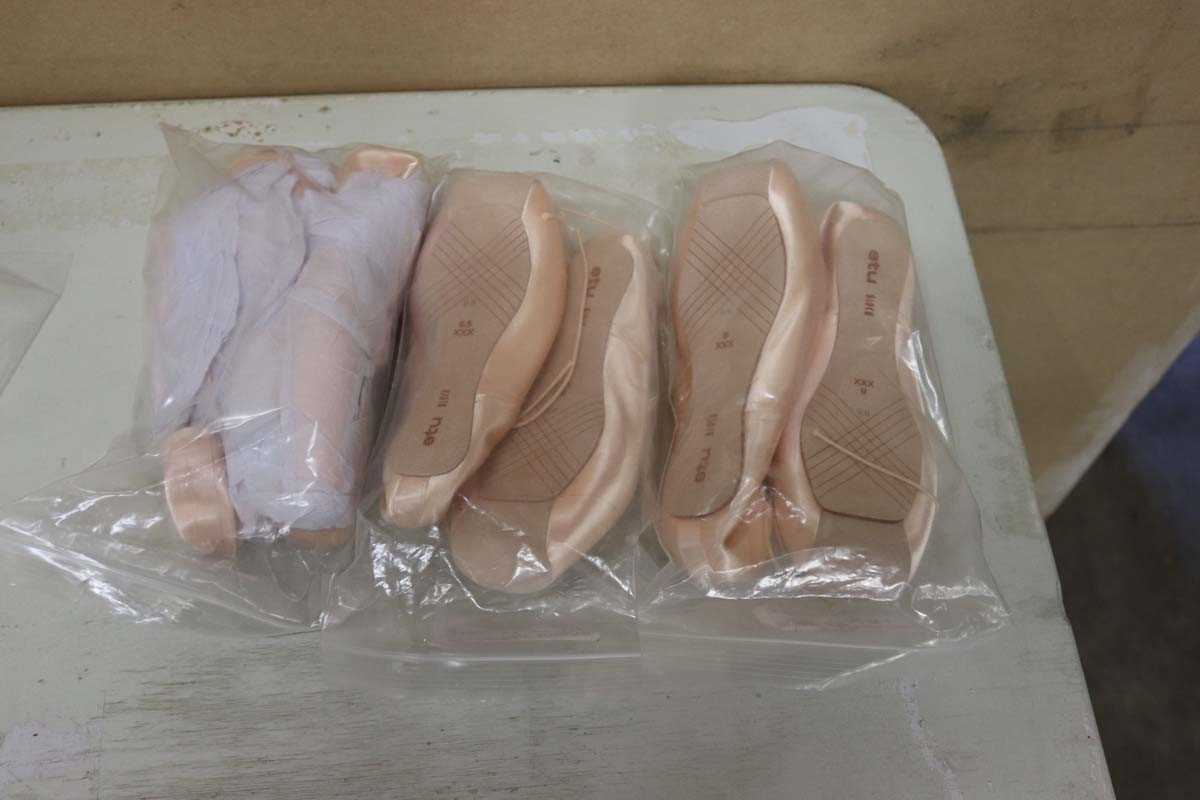 Lot Approx. 20 full sole ballet shoes, mostly...