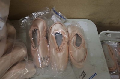 Lot Bag containing a quantity of Bloch ballet...