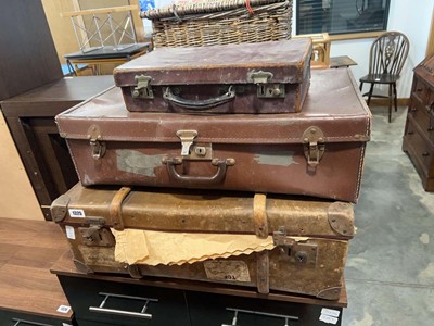Lot 1325 - 3 graduated suitcases