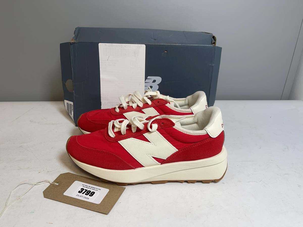Lot New Balance UK7 370 trainers in red - boxed