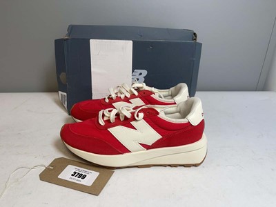 Lot New Balance UK7 370 trainers in red - boxed