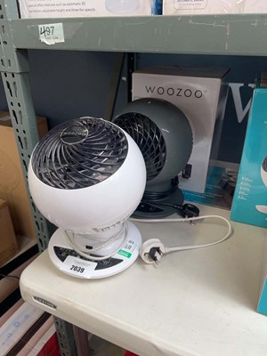 Lot 2039 - 3 Woozoo table top fans