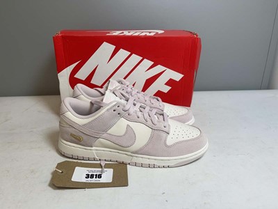 Lot Nike UK8 dunk suede trainers in light pink -...