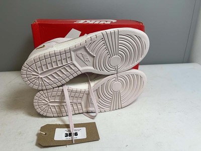 Lot Nike UK8 dunk suede trainers in light pink -...