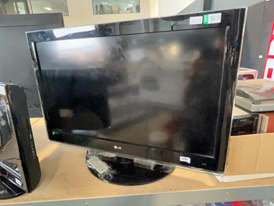 Lot 1733 - LG 37" TV. Model 37LH4000 with remote