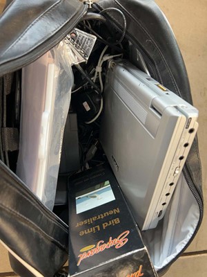Lot 1735 - Gola bag containing various electrical cabling,...