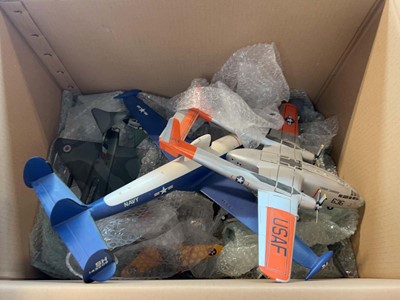 Lot 1525 - Box containing aircraft models
