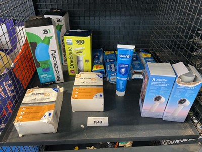 Lot 1540 - Philips OneBlade with Oral B toothpaste and 3...