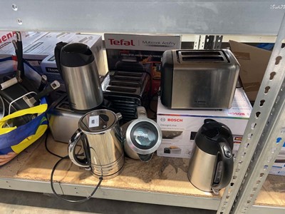 Lot 1687 - 4 kettles and 4 toasters to include Bosch,...