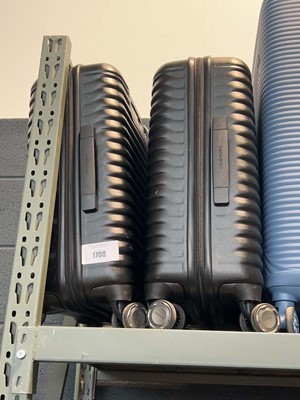 Lot 1700 - 2 Samsoniote suitcases in black