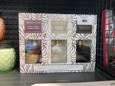Lot 1811 - Sand and Fog reed diffuser gift set, six...
