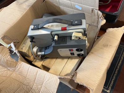 Lot 1390 - Box containing a slide projector and slides