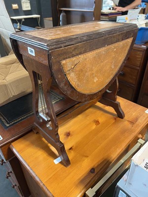 Lot 1391 - Small leaf table with leather top