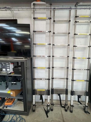 Lot 2194 - 3-meter aluminium framed telescopic ladder