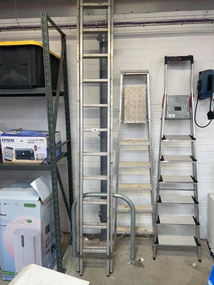 Lot 2198 - Aluminium 11-tread double extending ladder