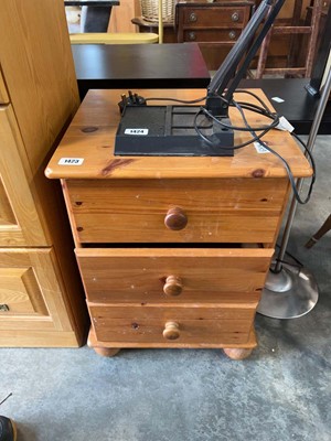 Lot 1423 - Pine 3 drawer night stand